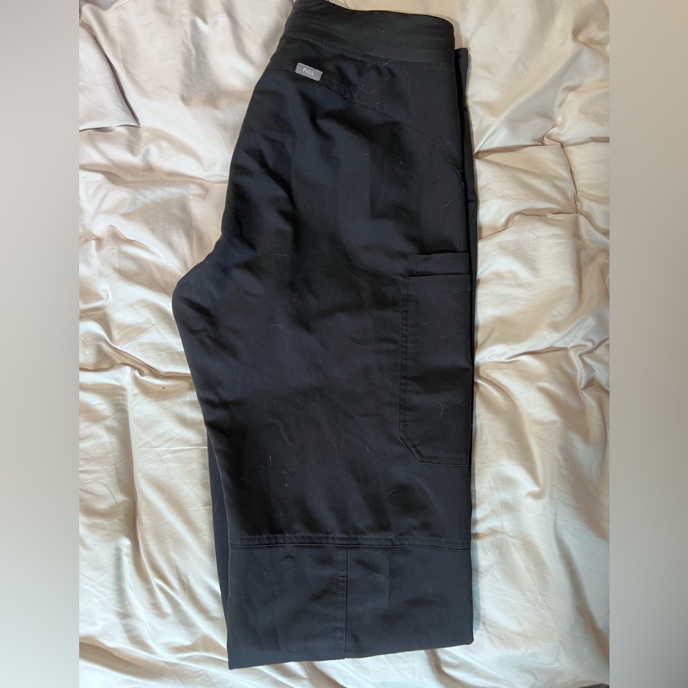 Figs Scrubs Kade Cargo Pant (size large)